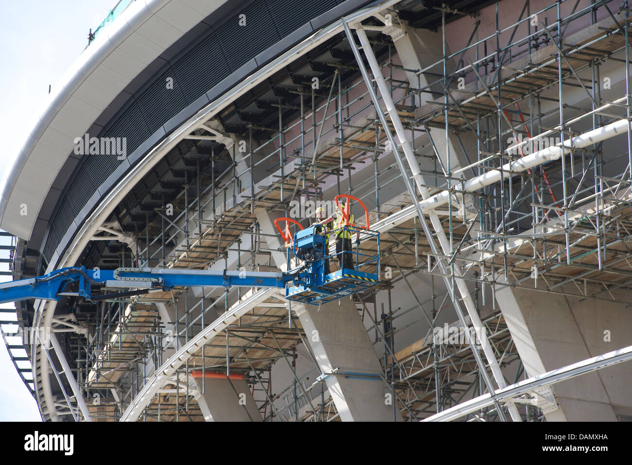 Deux ouvriers sur un palan à l'ETI Hydro Arena pendant la construction, à Glasgow, en Écosse. Banque D'Images