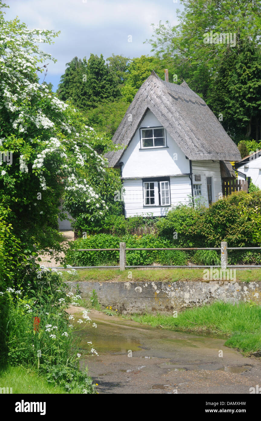 Petite chaumière du 19e siècle par la Ford à Clavering, Essex, Angleterre Banque D'Images