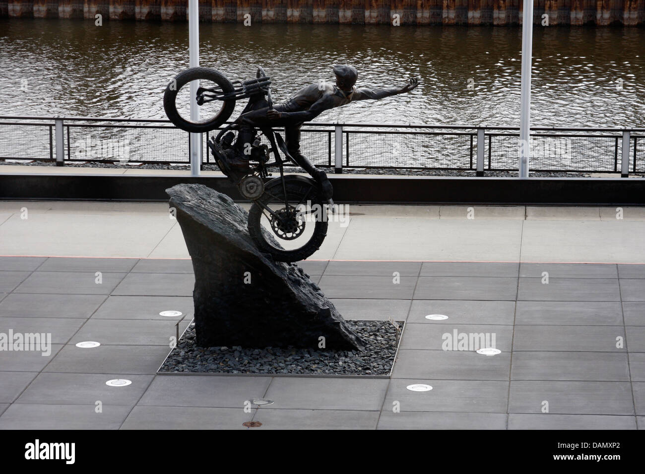 Musée Harley Davidson et statue par Menomonee River Milwaukee Wisconsin Banque D'Images