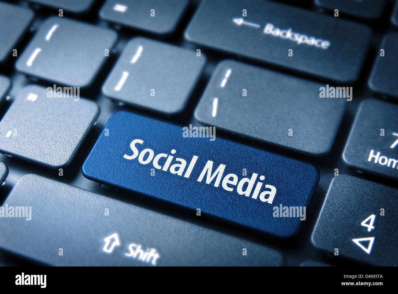 Close up clé avec les médias sociaux sur l'icône de clavier d'ordinateur portable. Inclus chemin de détourage, de sorte que vous pouvez facilement le modifier. Banque D'Images
