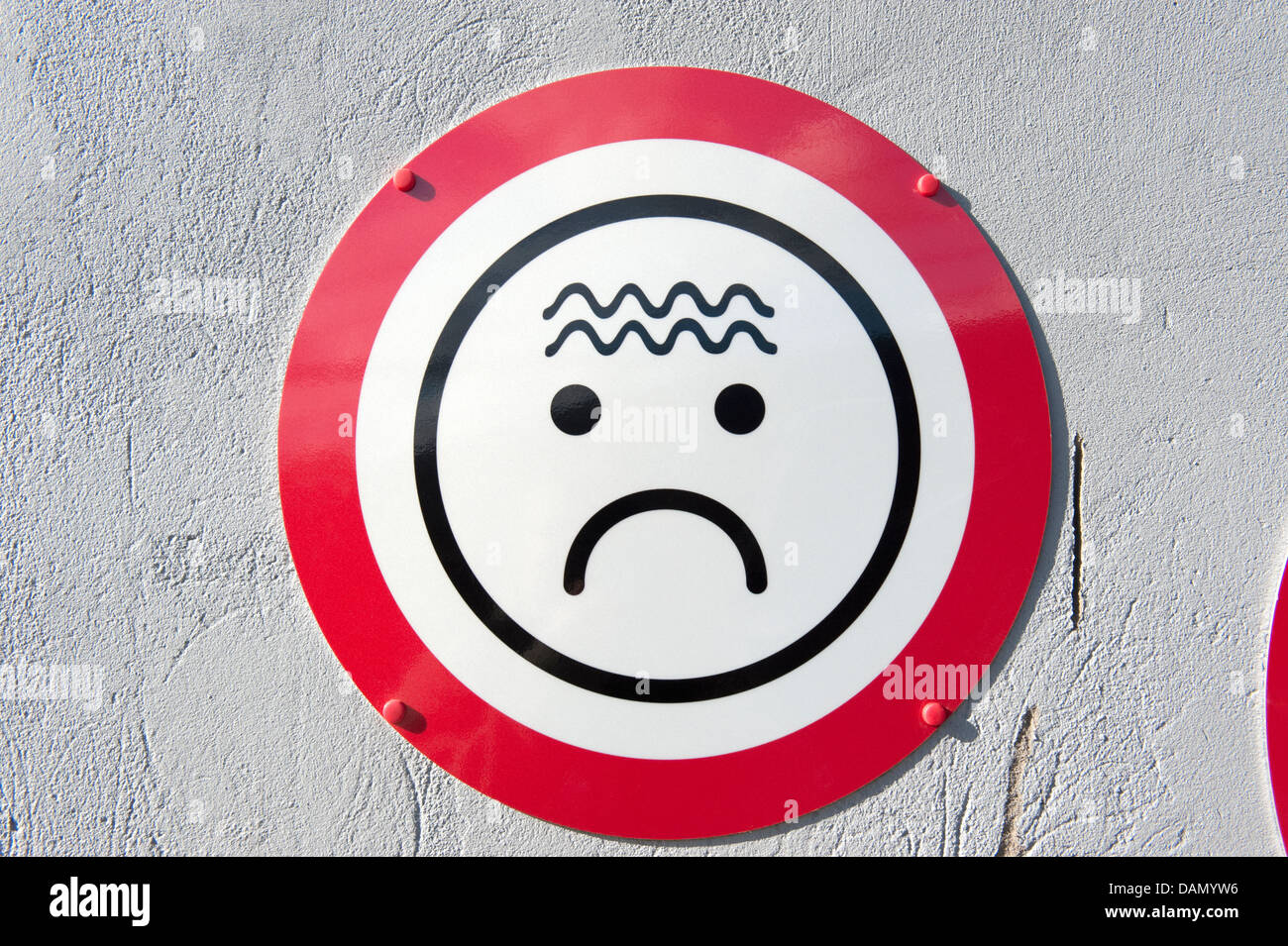 Malheureux de ne pas froncer les sourcils du visage heureux signe Cercle Banque D'Images