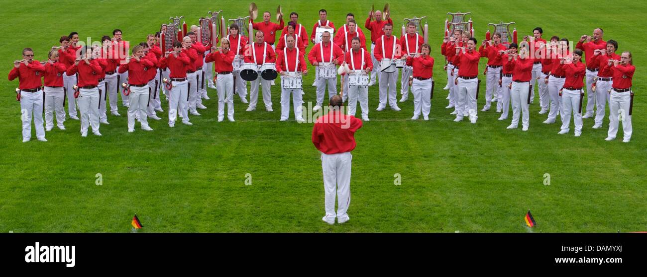 La fanfare 'Ziegelroeder Spielmannszug 1886 e.V.' en prestation au championnat national de fanfares à Helbra, Allemagne, 02 juillet 2011. Autour de 500 musiciens partie tookm dans le championnat national, qui a été gagné par le 'Ziegelroeder Spielmannszug 1886 e.V.". Photo : PETER ENDIG Banque D'Images