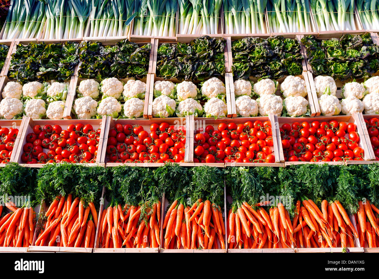Beaucoup de légumes sur shelfes in supermarket Banque D'Images