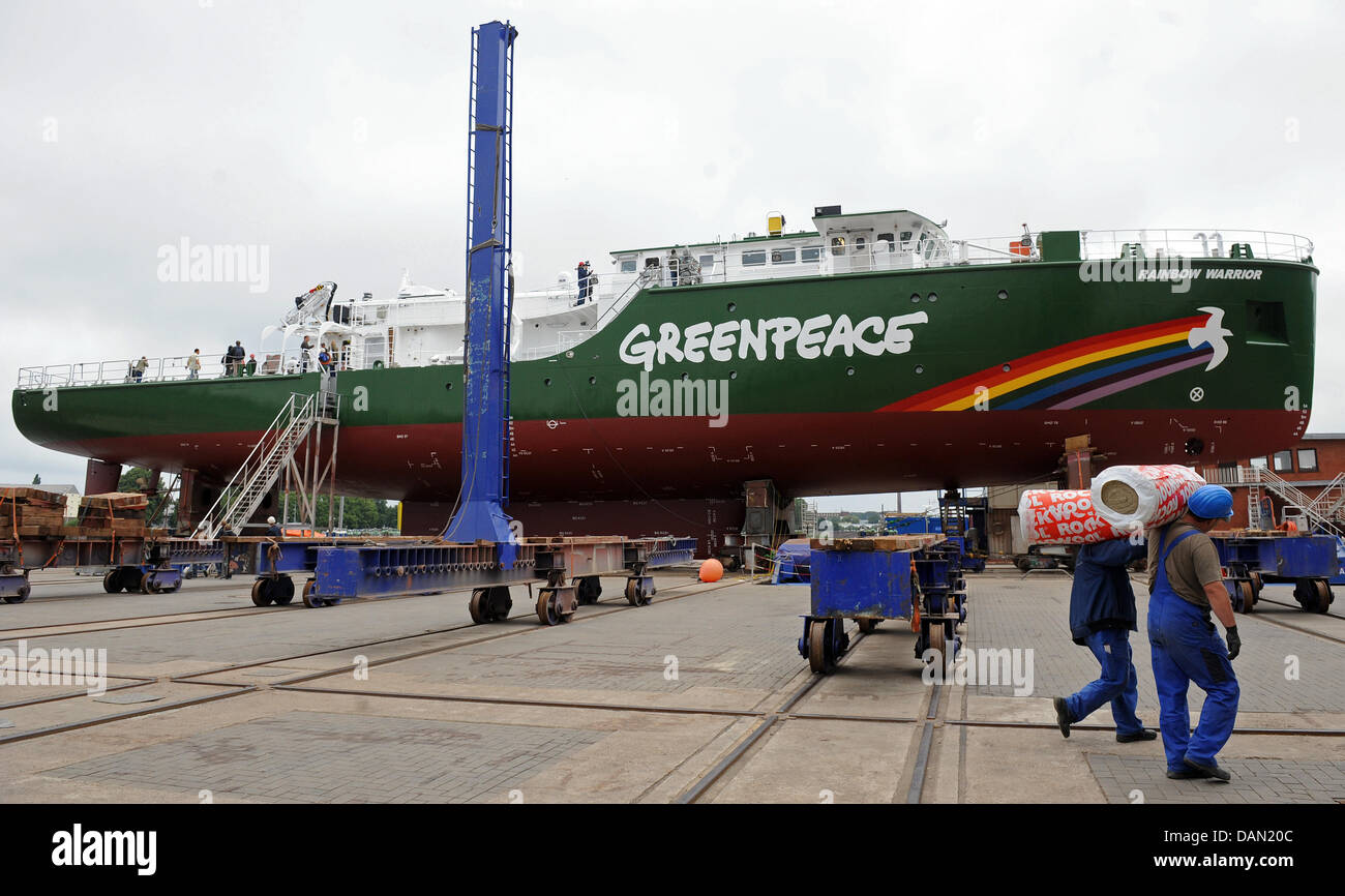 Le nouveau navire de Greenpeace 'Rainbow Warrior III" est amarré au quai Fassmer à Berne, Allemagne, 04 juillet 2011. Le 04 juillet 2011, le navire est à lancer. En octobre 2011, sa construction est terminée. Photo : Caroline Seidel Banque D'Images