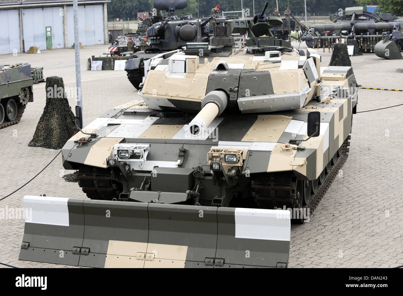 (Afp) - Un fichier photo datée du 15 juin 2009 d'un Léopard réservoir PSO prototype présenté dans le cadre de l'exercice de l'information 'l'Armée en action" à la zone d'entraînement militaire dans la région de Muenster, en Allemagne. Le Leopard 2 A7 + découle de la Leopard PSO prototype. En fonction de la Bundeswehr, l'A7 + se distingue par son efficacité et sa fiabilité. Les 3,7 mètres de large le successeur de Banque D'Images