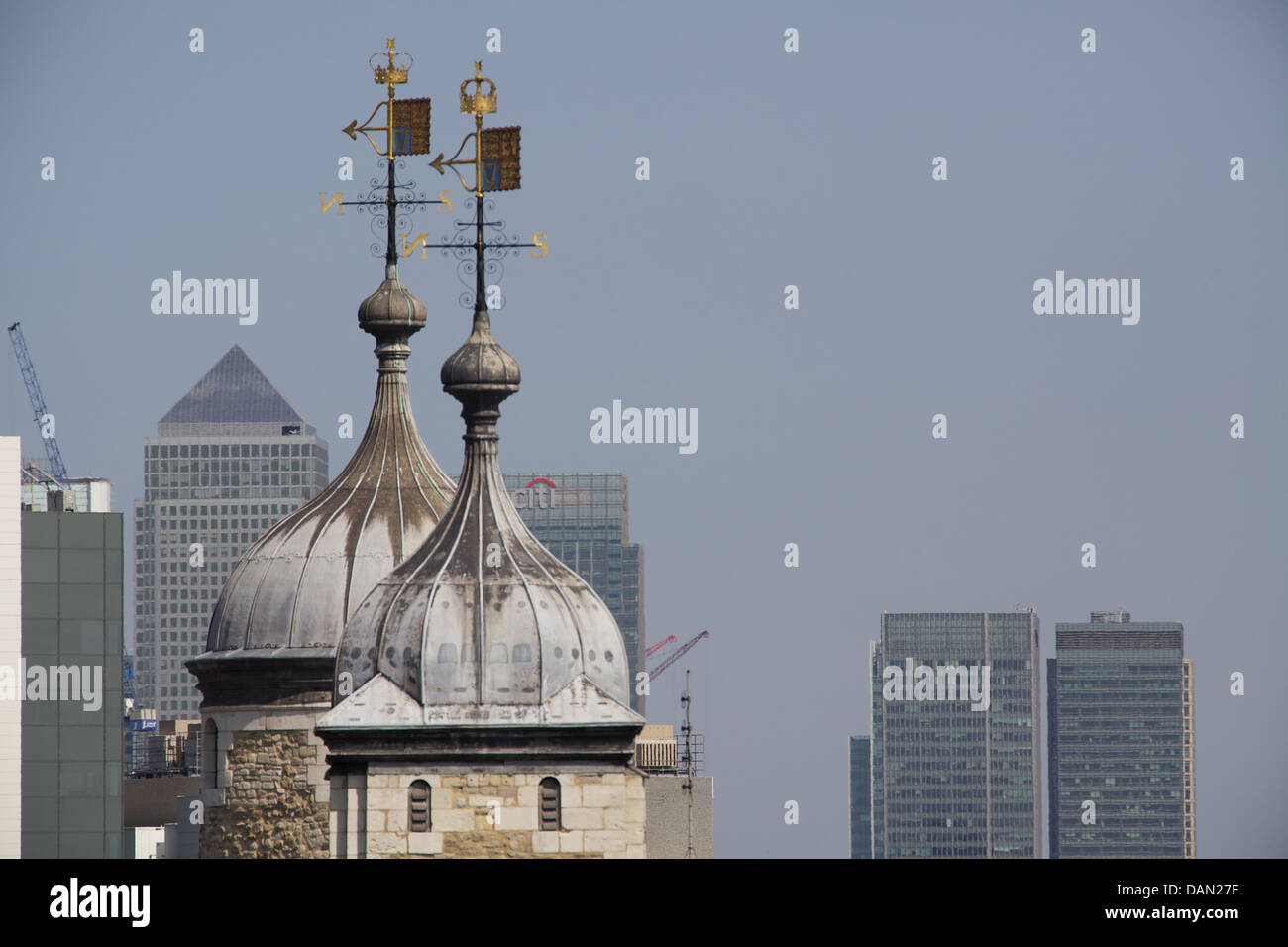 Close up de tours à tour de Londres à Canary Wharf gratte-ciel derrière Banque D'Images