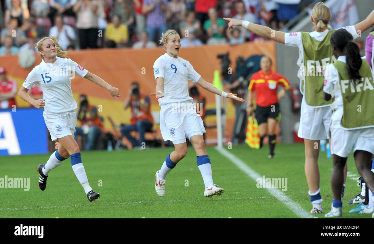 Sophie Bradley (l) et Ellen White d'Angleterre célébrer après avoir marqué le blanc 1-0 match du groupe B au cours de l'Angleterre contre le Japon de Coupe du Monde de Football Coupe du tournoi à la Coupe du Monde féminine de la fifa Stadium à Augsburg, Allemagne, 05 juillet 2011. Foto : Peter Kneffel dpa/lby Banque D'Images