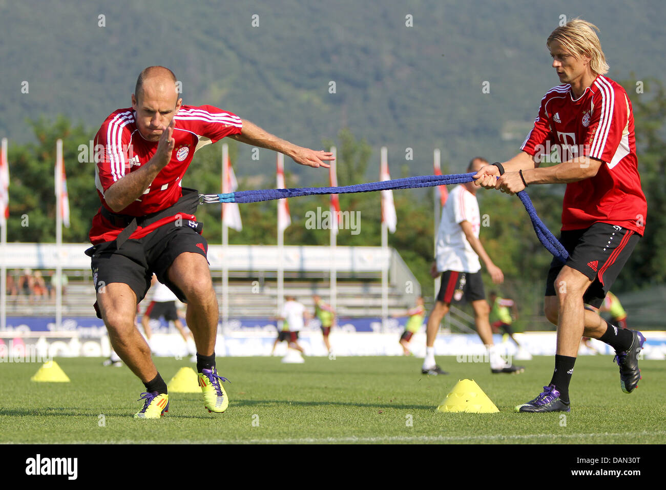 Die Spieler des FC Bayern München, Arjen Robben (l) Anatoli Timoschtschuk, trainieren und am Freitag (05.07.2011) im italienischen Arco am Gardasee mit der Mannschaft. Bundesligist bereitet sich der Samstag bis (09.07.) in einem Trainingslager dans Arco auf die Saison 2011-12 vor. Foto : Daniel Karmann dpa/lby Banque D'Images