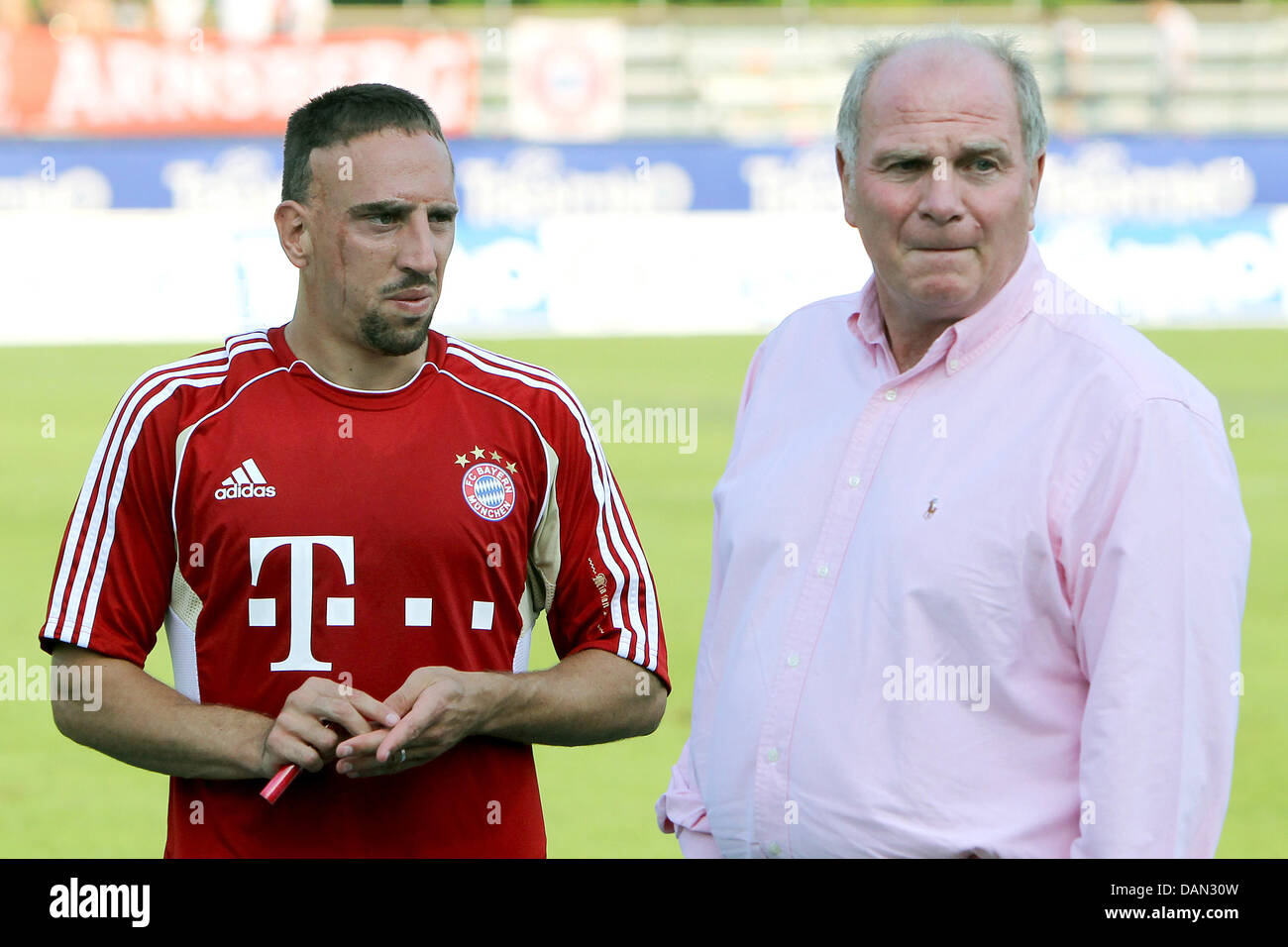 Der Spieler des FC Bayern München, Frank Ribéry (l), unterhält sich nur Bayern-Präsident Uli Hoeness am Freitag (05.07.2011) im italienischen Arco am Gardasee nach dem Training der Mannschaft. Bundesligist bereitet sich der Samstag bis (09.07.) in einem Trainingslager dans Arco auf die Saison 2011-12 vor. Foto : Daniel Karmann dpa/lby Banque D'Images