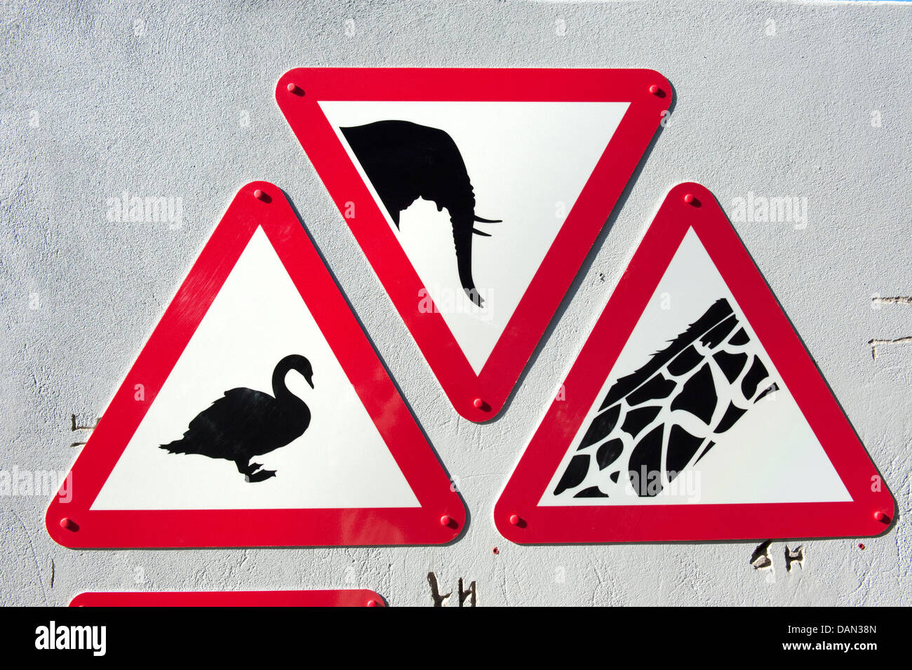 Triangle rouge Girafe Éléphant Animaux Signes Swan Banque D'Images