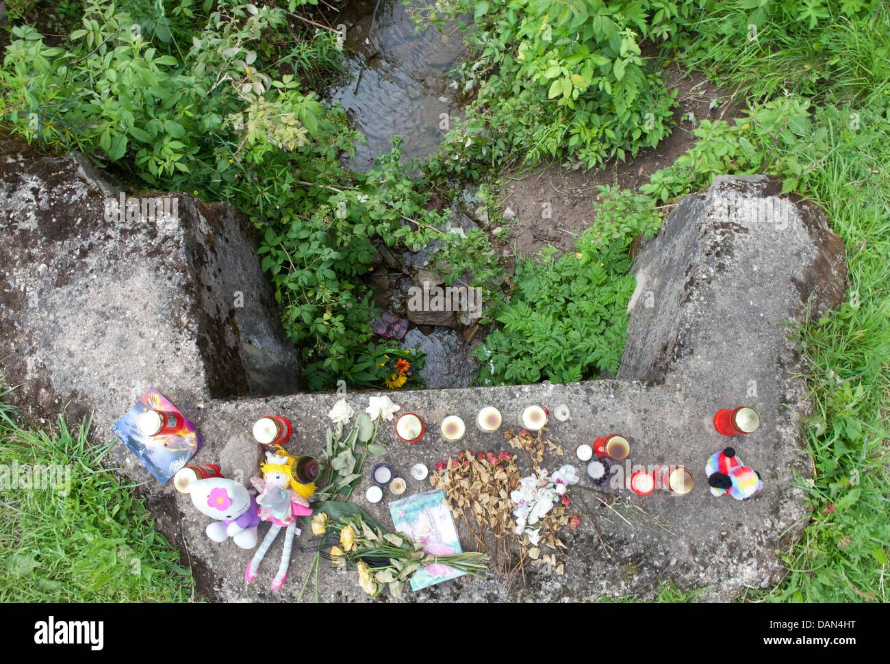 Des fleurs et des bougies sont mis en place sur le site où Mary-Jane a été trouvé en Bayreuth, Allemagne, 07 juillet 2011. Le 24 juin 2011, l'enfant de sept ans n'a pas renvoyé de l'école. Les randonneurs a trouvé son corps à un ruisseau dans la forêt. Le 07 juillet, un service commémoratif a prévu de faire le deuil de la fille. Photo : Michael Reichel Banque D'Images