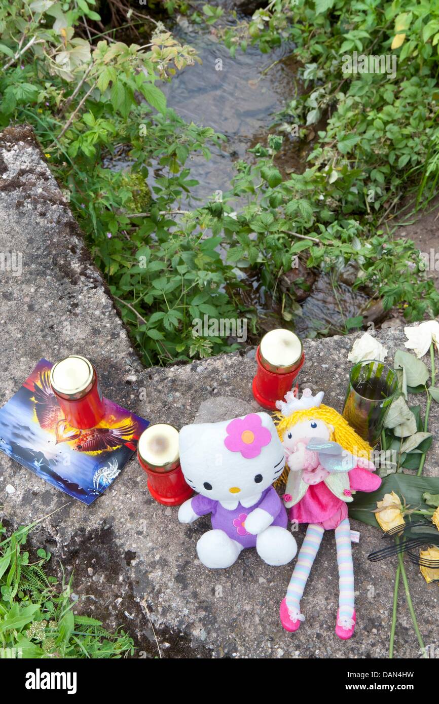 Des fleurs et des bougies sont mis en place sur le site où Mary-Jane a été trouvé en Bayreuth, Allemagne, 07 juillet 2011. Le 24 juin 2011, l'enfant de sept ans n'a pas renvoyé de l'école. Les randonneurs a trouvé son corps à un ruisseau dans la forêt. Le 07 juillet, un service commémoratif a prévu de faire le deuil de la fille. Photo : Michael Reichel Banque D'Images