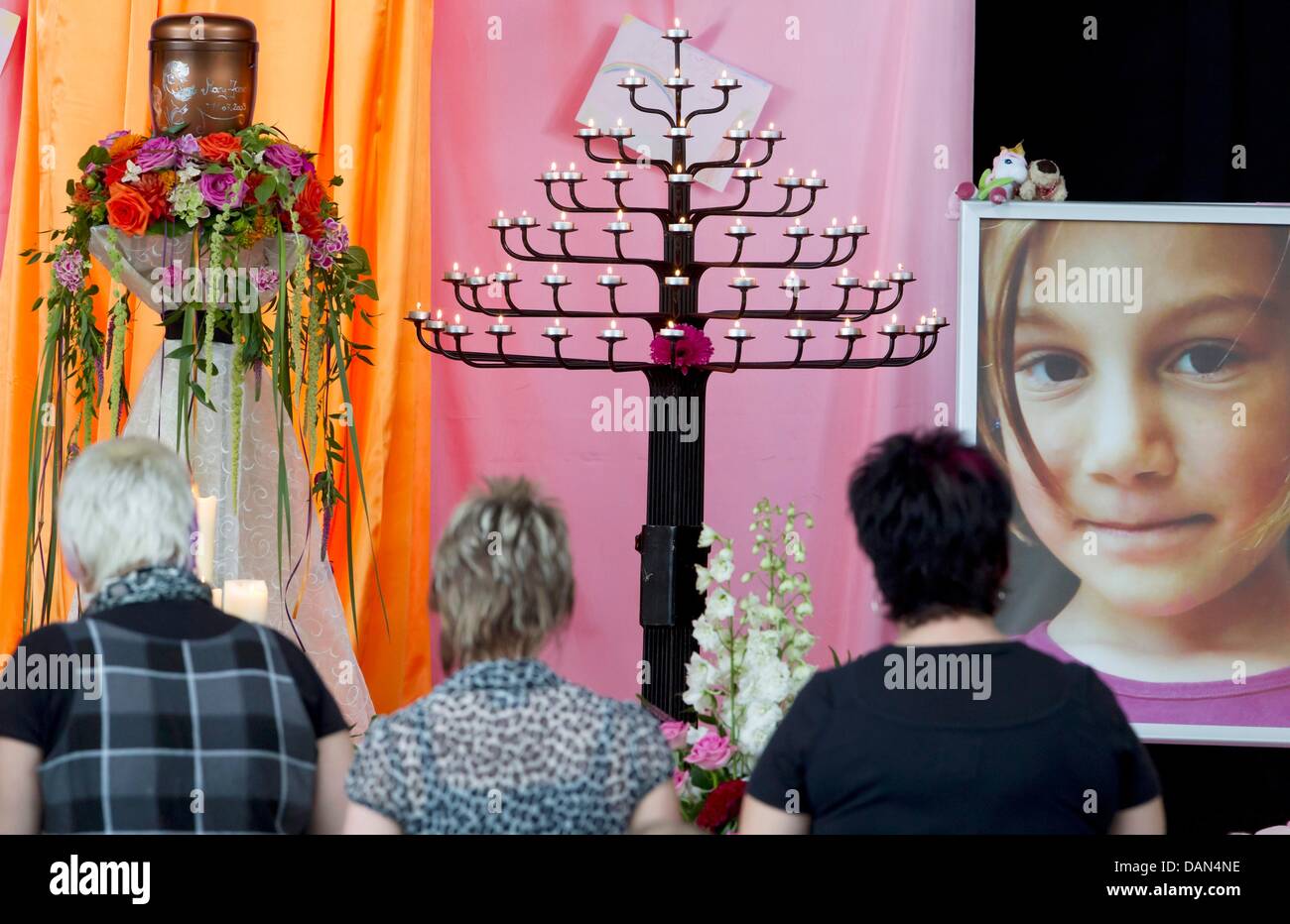 Trois femmes pleurer devant une photo de Mary-Jane au service commémoratif pour les morts girl à Radolfzell, Allemagne, 07 juillet 2011. Le 24 juin 2011, l'enfant de sept ans n'a pas renvoyé de l'école. Les randonneurs a trouvé son corps à un ruisseau dans la forêt. Pour des raisons d'enquête, la police n'a pas encore révélé la cause du décès. Photo : Martin Schutt Banque D'Images