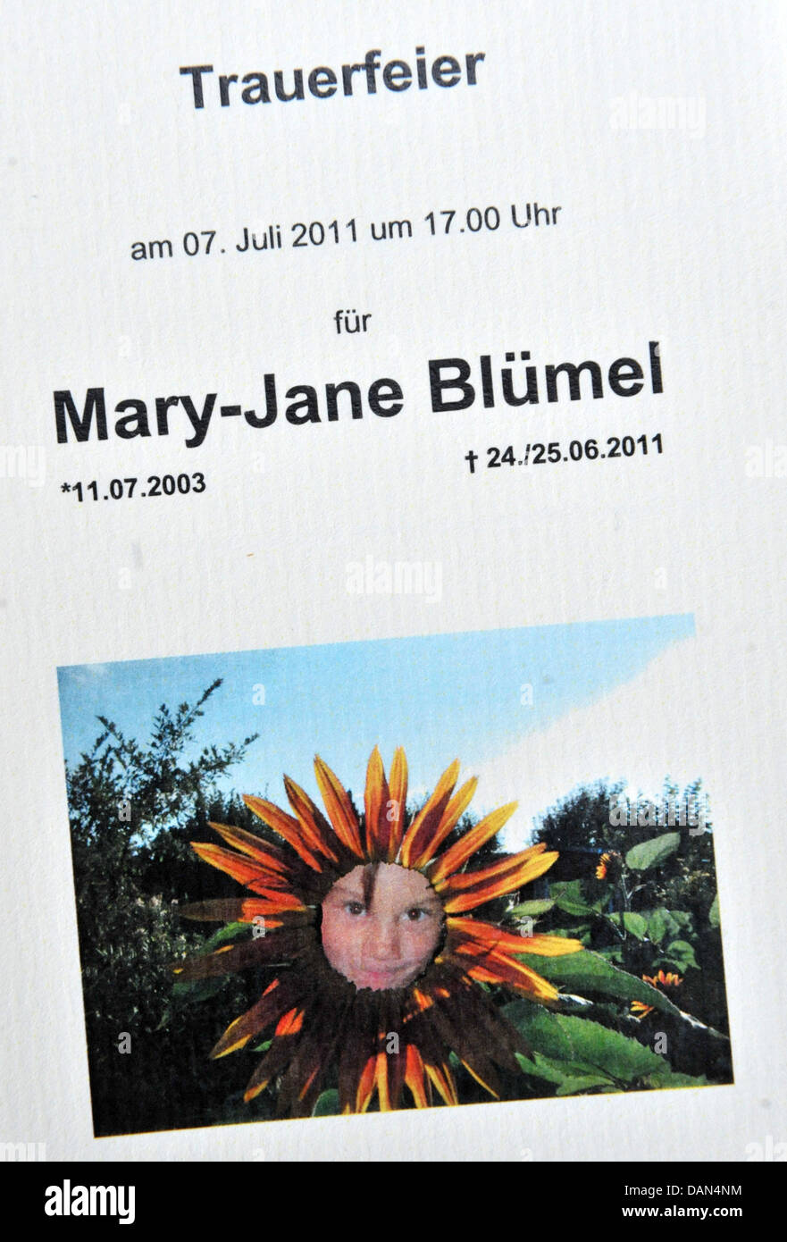 Un programme illustré avec Mary-Jane's photo est mis en place au service funèbre pour les morts girl à Radolfzell, Allemagne, 07 juillet 2011. Le 24 juin 2011, l'enfant de sept ans n'a pas renvoyé de l'école. Les randonneurs a trouvé son corps à un ruisseau dans la forêt. Pour des raisons d'enquête, la police n'a pas encore révélé la cause du décès. Photo : Martin Schutt Banque D'Images