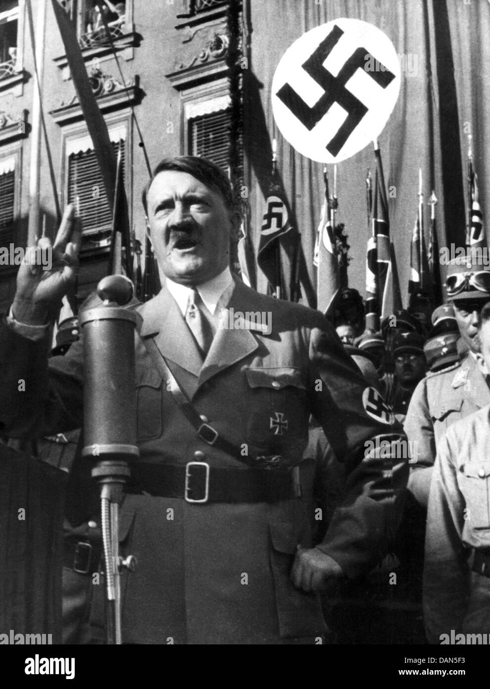 - Un fichier archive photo non datée montre le chef du parti national-socialiste Adolf Hitler, gesticulant, lors d'un discours. 66 ans après le suicide de Hitler, la ville natale de Hitler Braunau am Inn a privé le droit de résidence du dictateur et la citoyenneté d'honneur. La citoyenneté d'honneur a été accordé à Hitler en 1938. Photo : AFP Banque D'Images