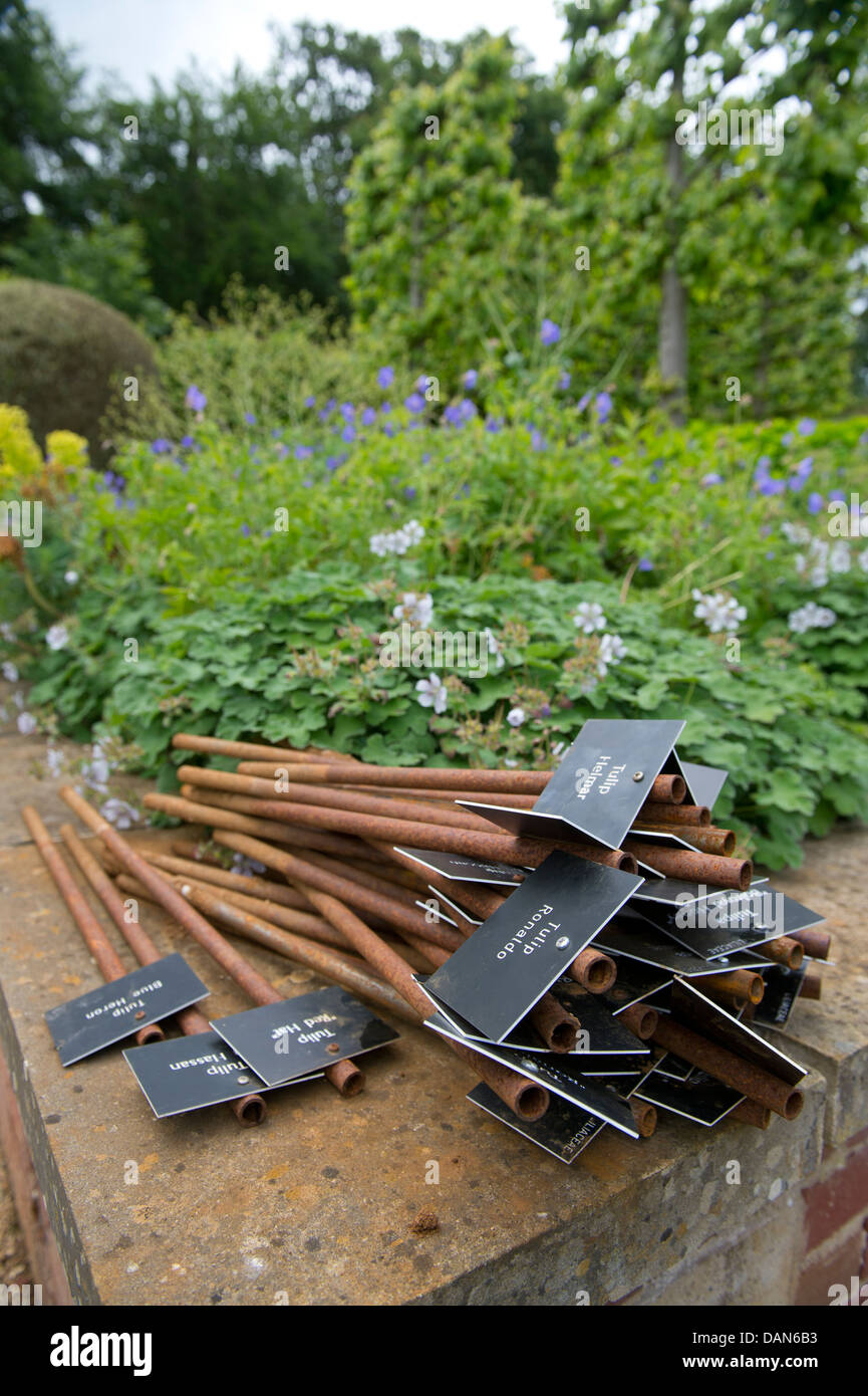 Un ensemble de plantes jardiniers marqueurs pour identifier des spécimens pour une journée portes ouvertes UK Banque D'Images