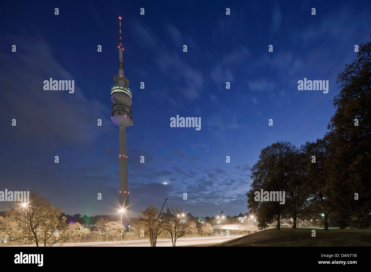 Allemagne, Munich, vue d'olympic tower at night Banque D'Images