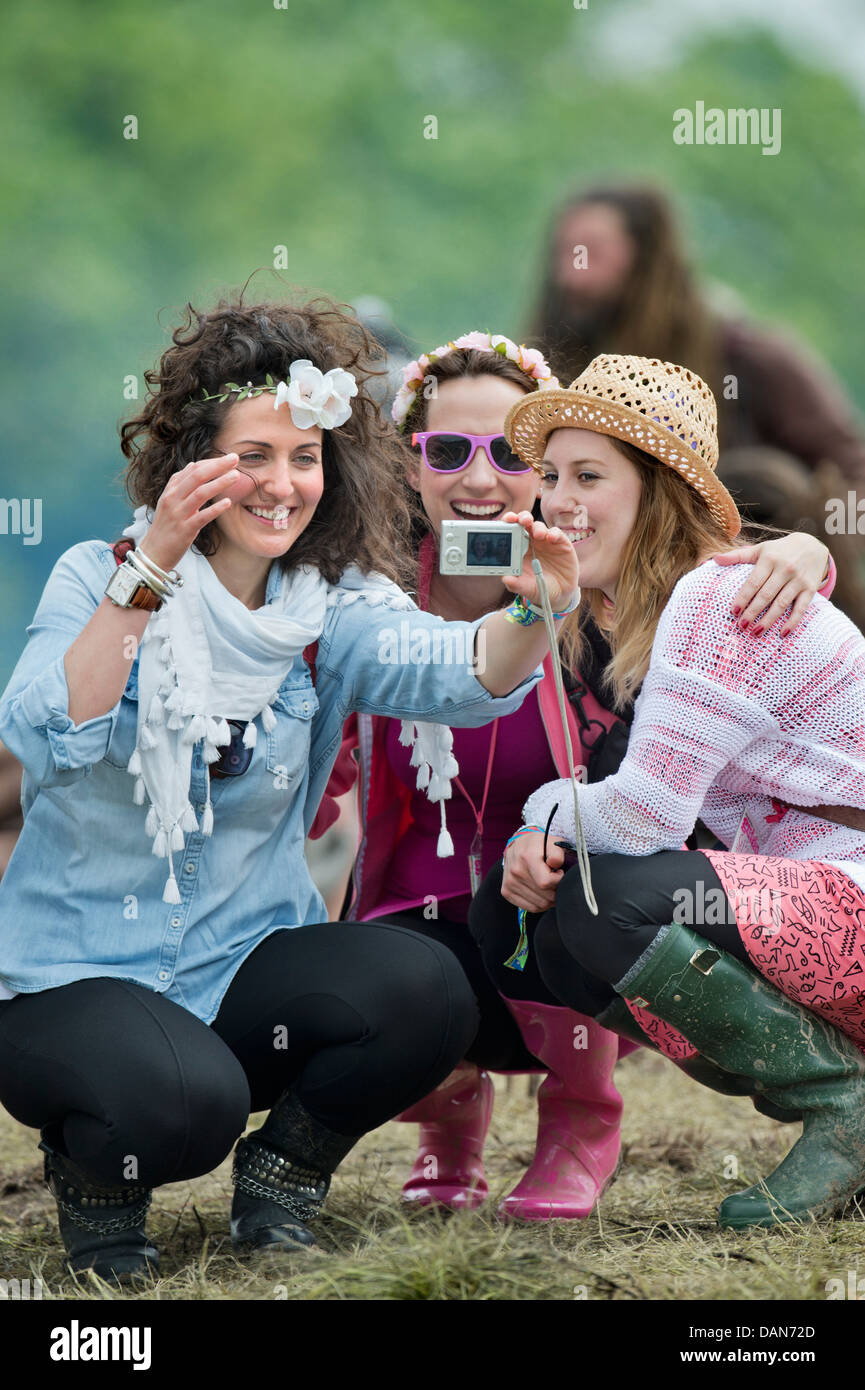 Glastonbury Festival 2013 UK Un groupe de trois filles enregistrer le moment au cercle de pierre. Banque D'Images