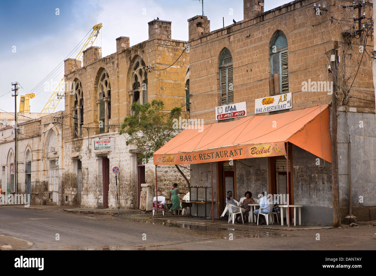 L'Afrique, l'Érythrée, Massawa, clients locaux à l'extérieur de Beilul bar et restaurant à côté de l'hôtel Tewelde Banque D'Images