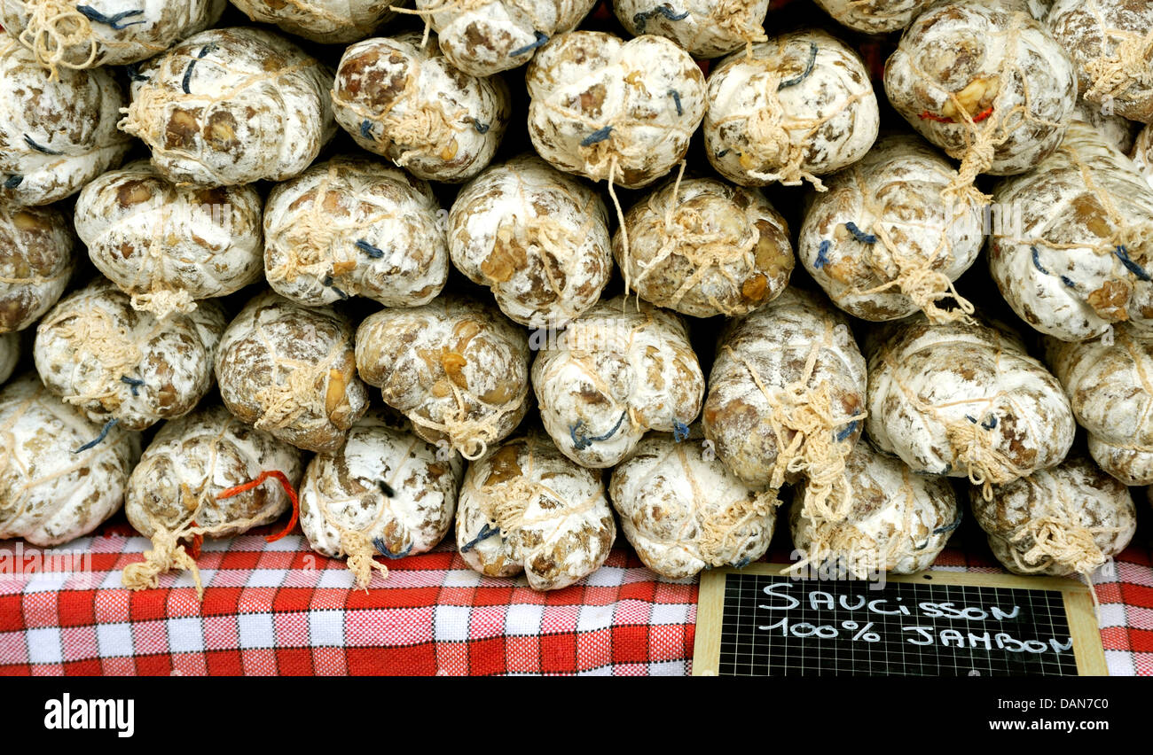 SAUCISSON À VENDRE DANS UN MARCHÉ FRANÇAIS Banque D'Images