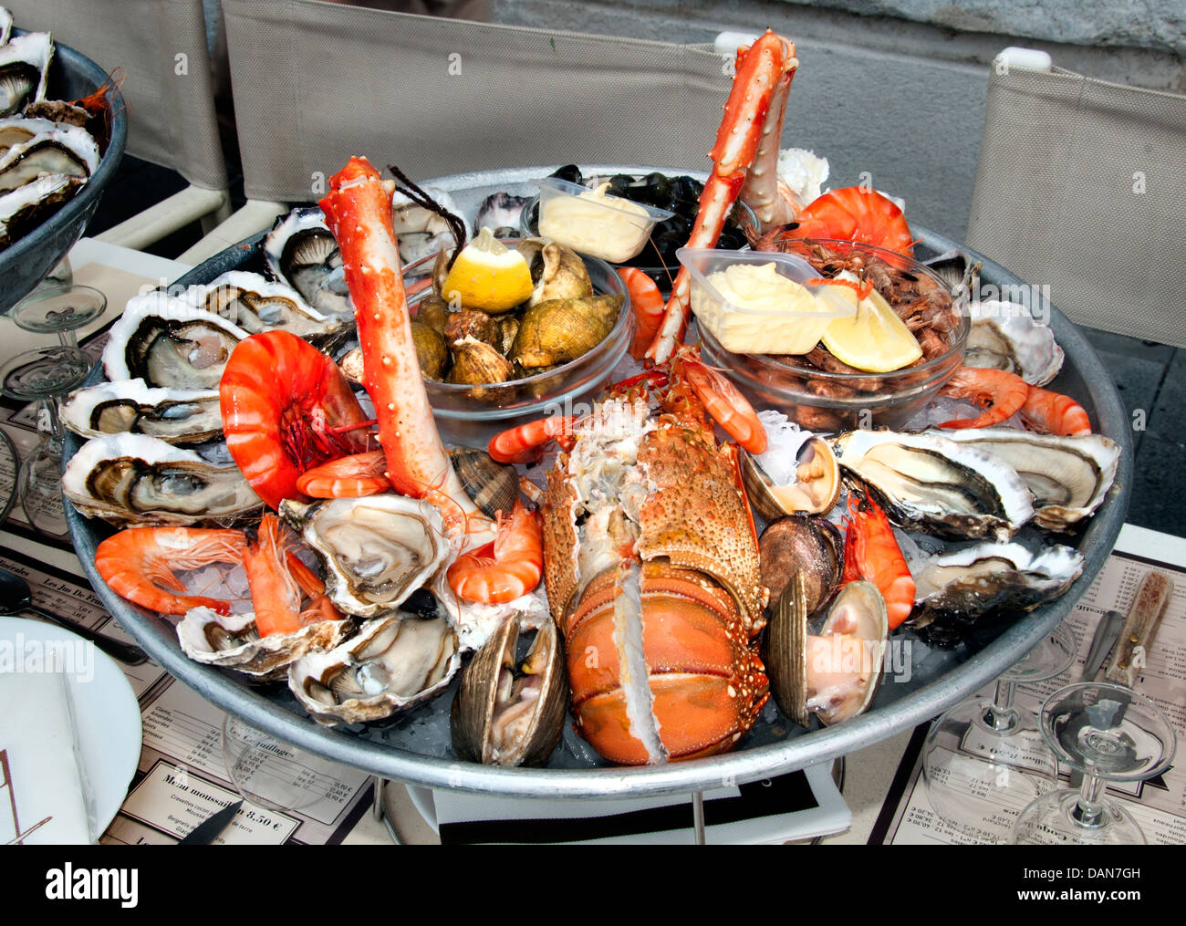 Fruits de mer fruits de mer Crevettes Huîtres française Pervenche Homard Crevettes Crabe Moules Palourdes Pétoncles langoustines Banque D'Images