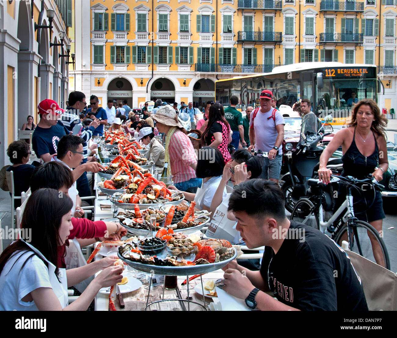 Le déjeuner le café de Turin Nice France Chinois Fruits de mer fruits de mer Crevettes Huîtres française Crevettes Crabe Homard Moules Banque D'Images