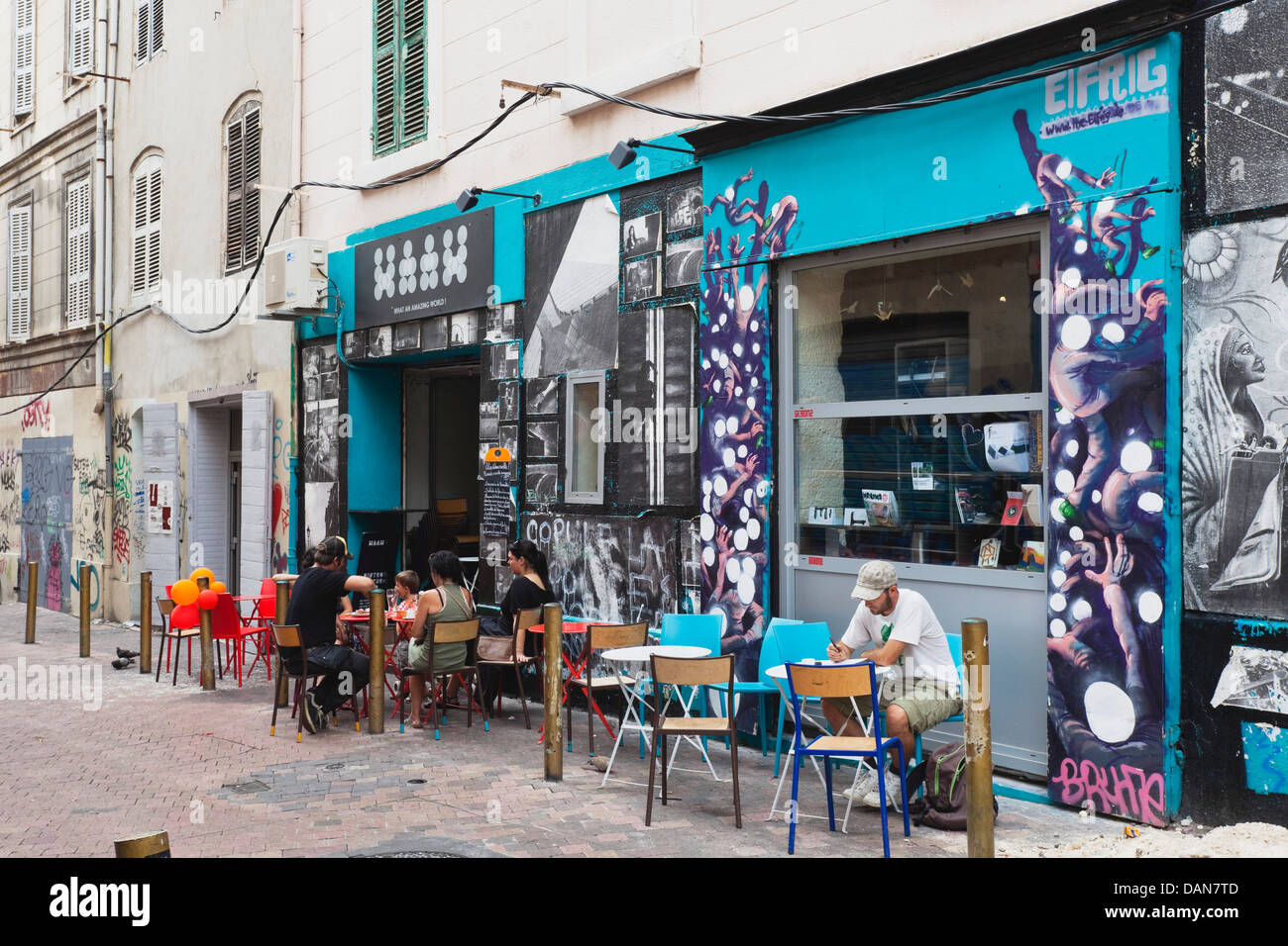 Europe, France, Marseille, les gens assis à un café de la chaussée Banque D'Images