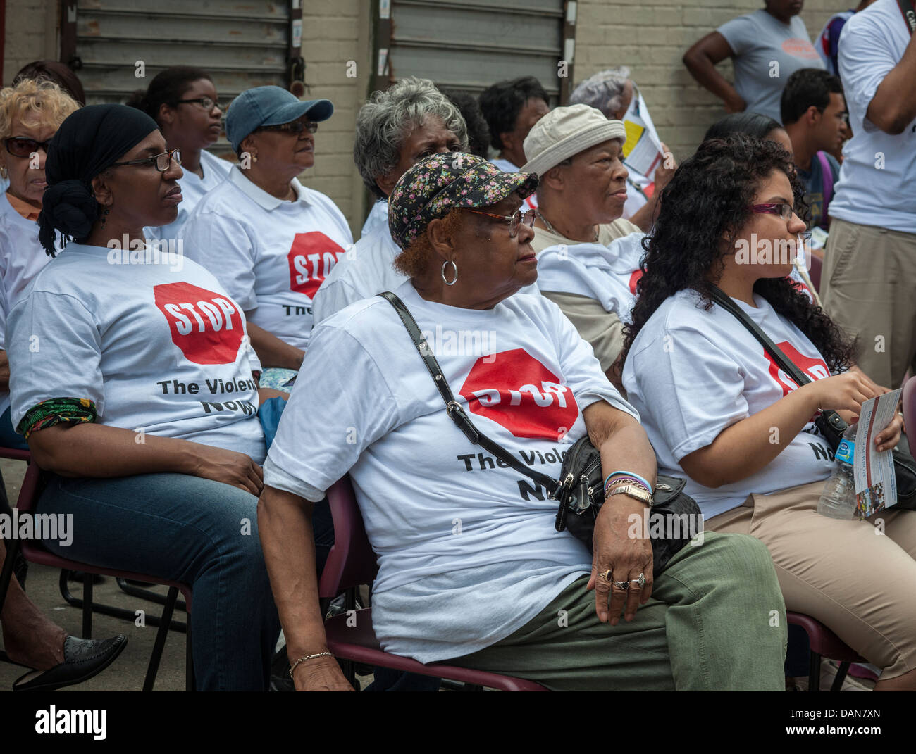 Les résidents de la subvention et Manhattanville des projets de logement dans Harlem à New York rassemblement contre la violence armée Banque D'Images