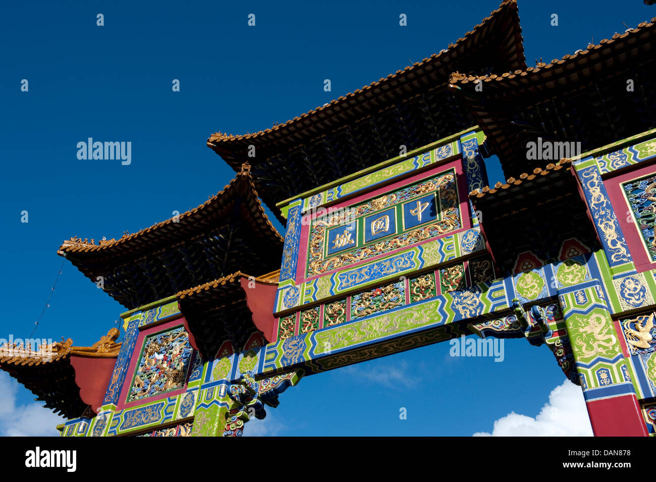 Liverpool UK Chinese Gate Arch Ciel bleu fleuri Banque D'Images