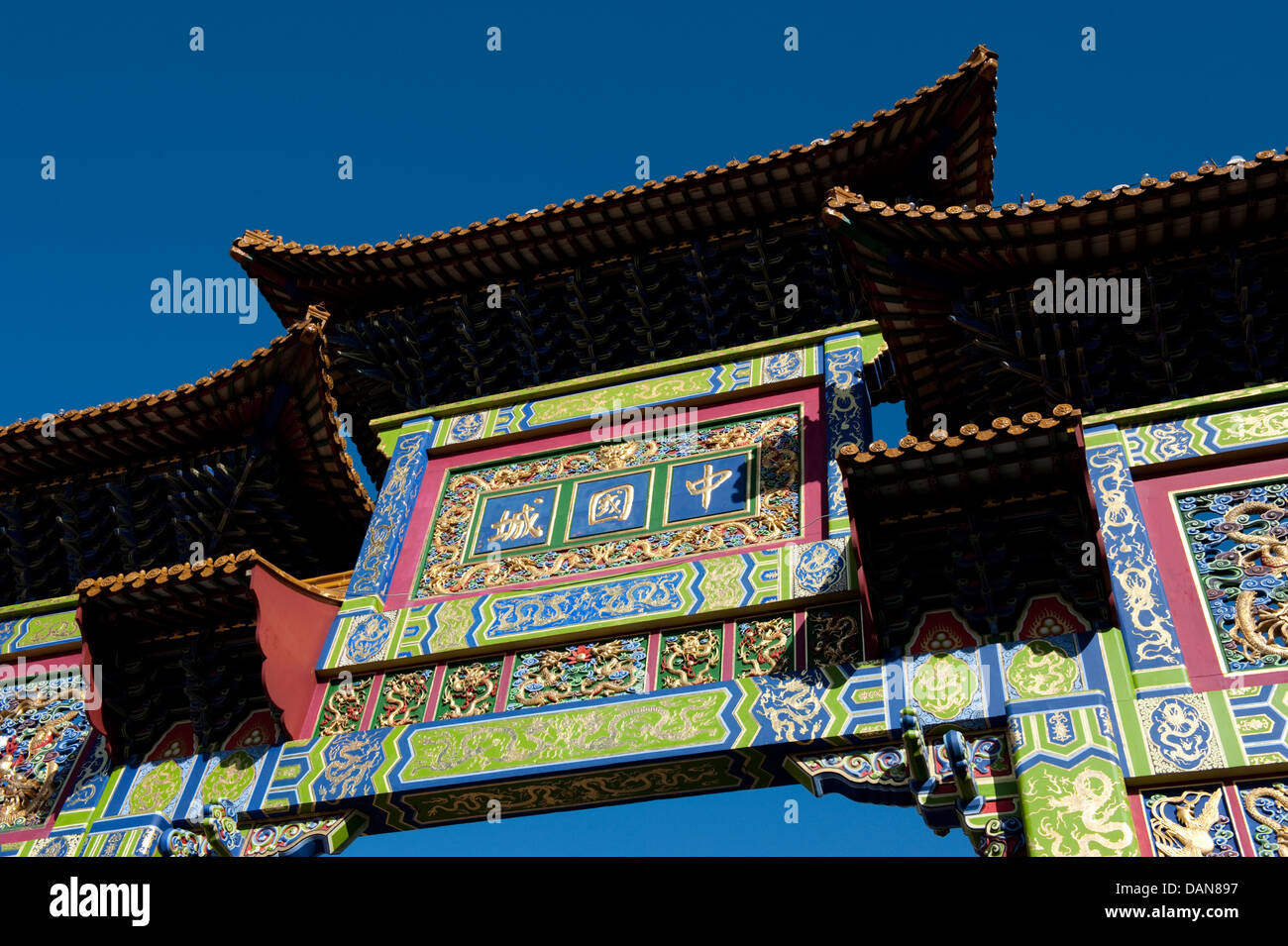 Liverpool UK Chinese Gate Arch Ciel bleu fleuri Banque D'Images