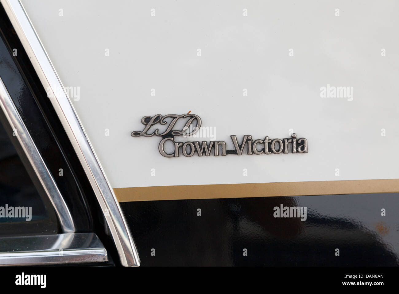 Close up of Ford Crown Victoria logo sur le coffre de voiture Banque D'Images