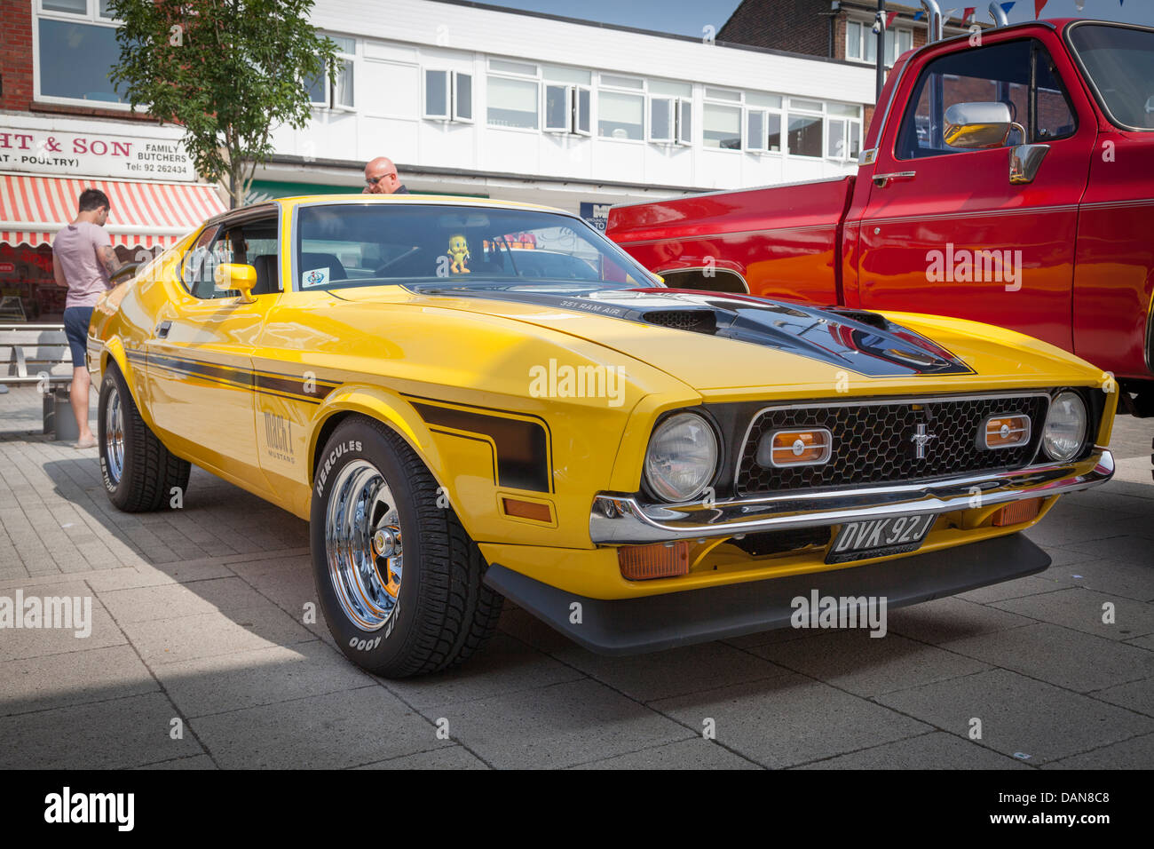 Ford Mustang jaune au classic car show Banque D'Images