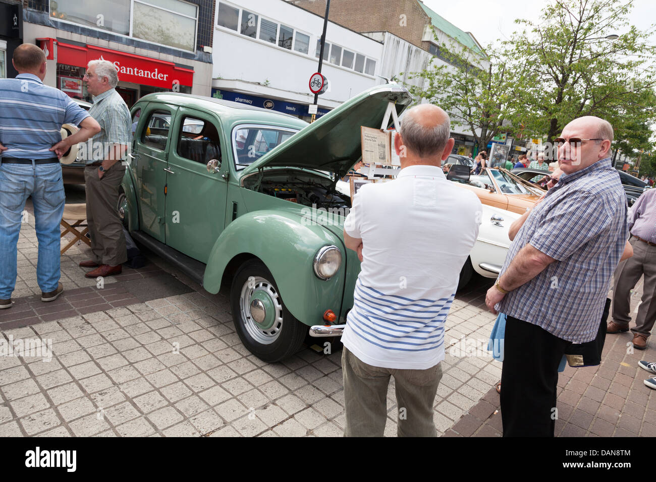 Les visiteurs et les amateurs de centre ville salon de voitures Ford 1949 préfet de visualisation Banque D'Images