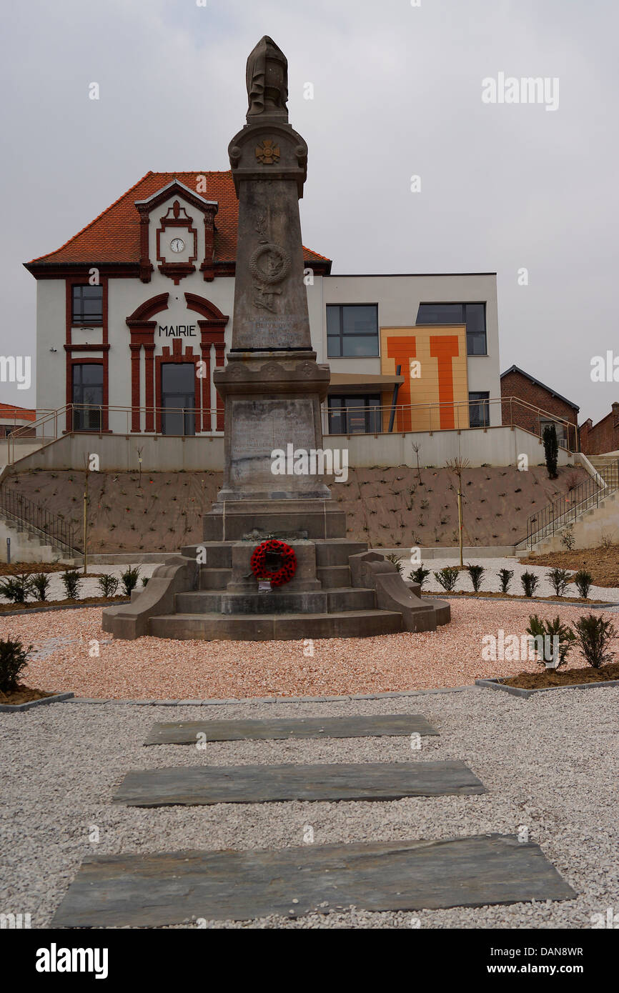 Monument commémoratif de guerre français de la guerre de 1914 - 1918 avec une couronne de coquelicots commémoratifs Banque D'Images