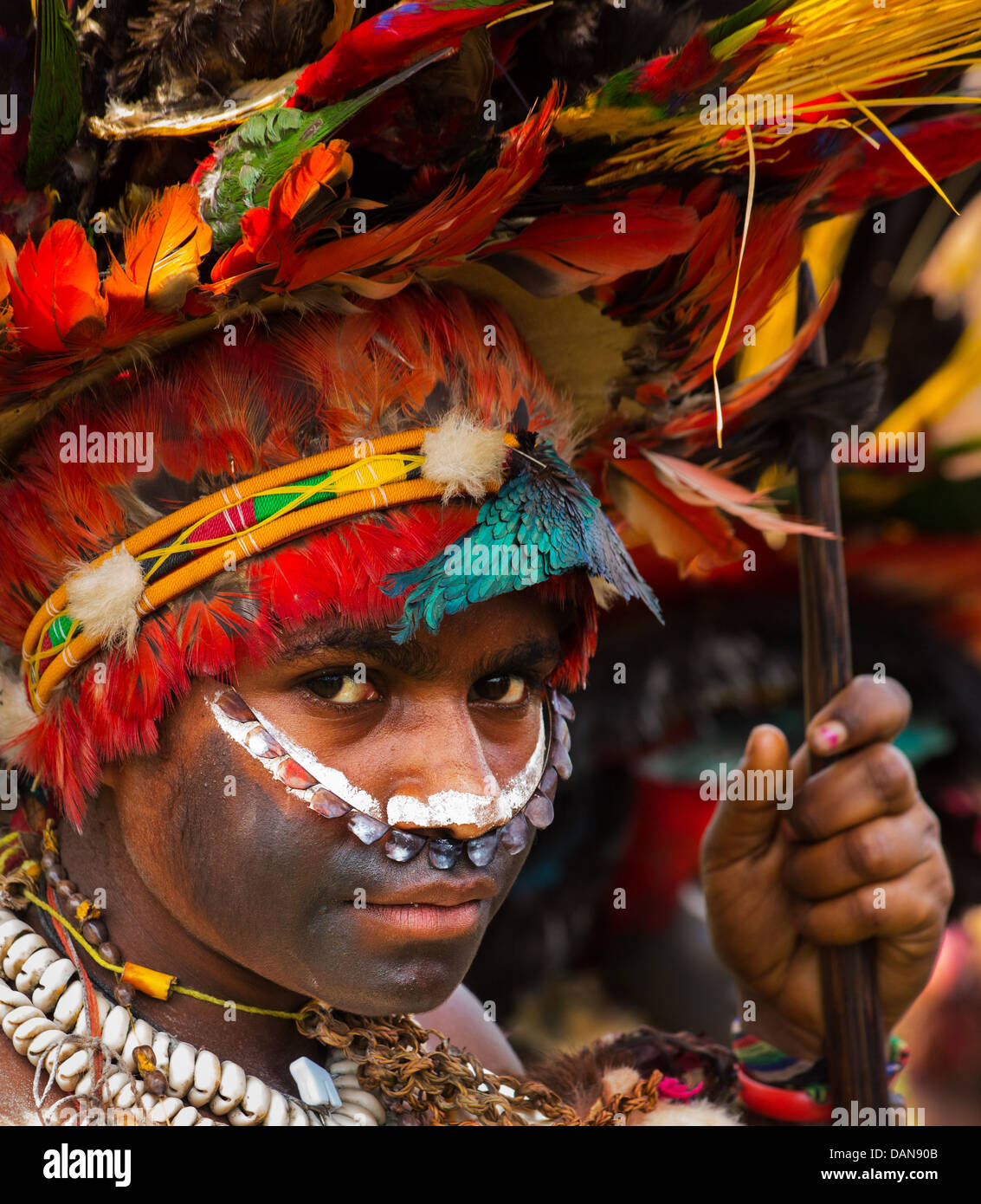 Jeune femme avec son visage peint et coiffés de plumes et de peaux d'animaux, Festival de Goroka, Papouasie Nouvelle Guinée Banque D'Images