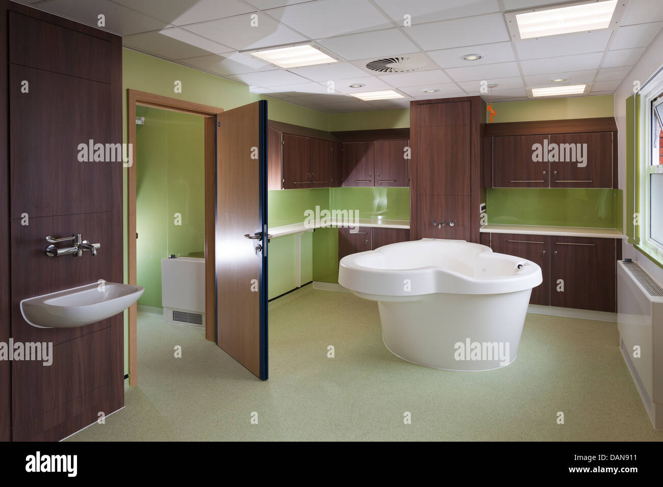 Piscine et chambre de naissance à l'Hôpital du comté de Hampshire Winchester Royal Banque D'Images