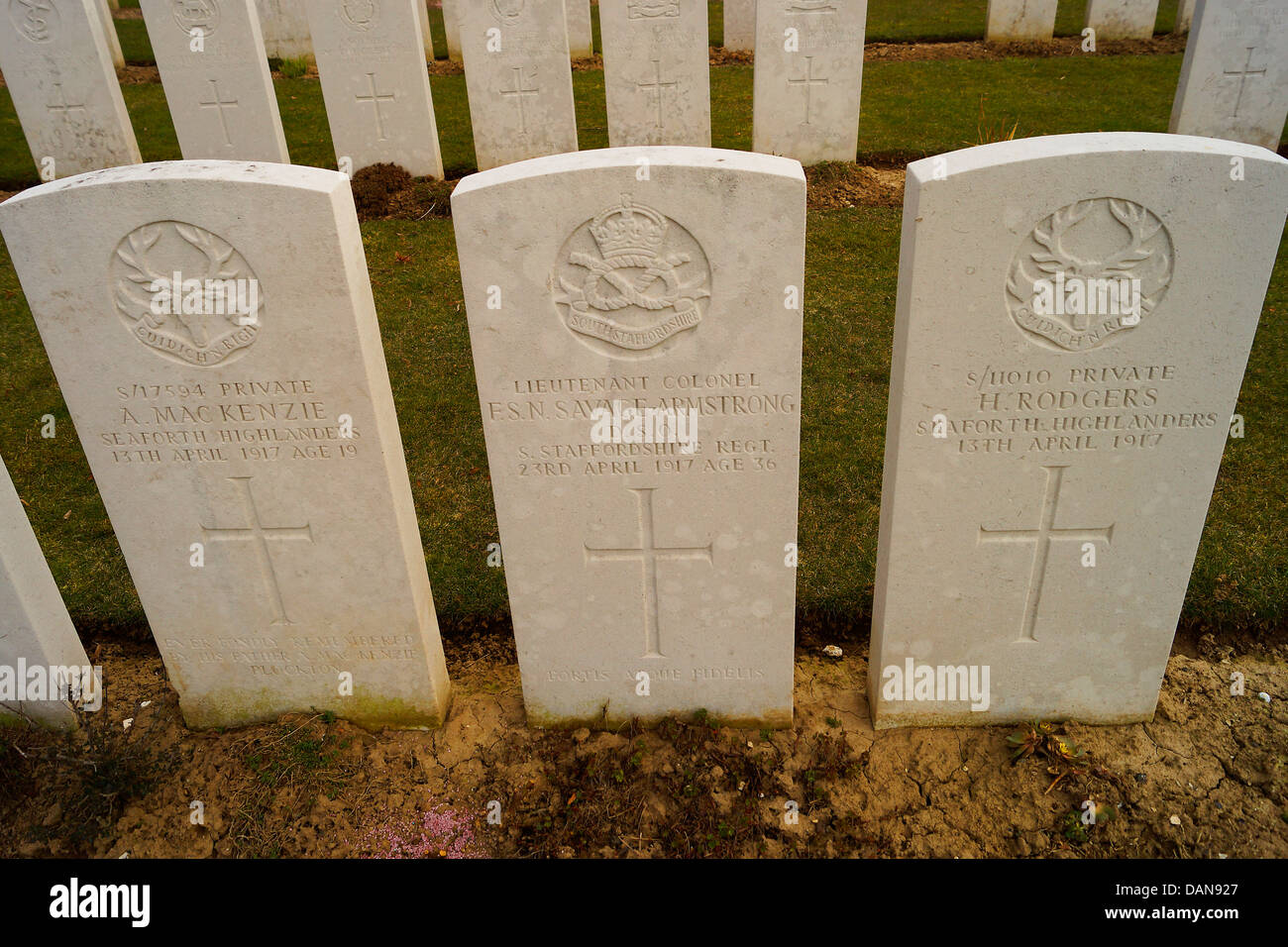 Des sépultures de guerre britannique au point du jour près de village d'Athies-les-Arras. Banque D'Images