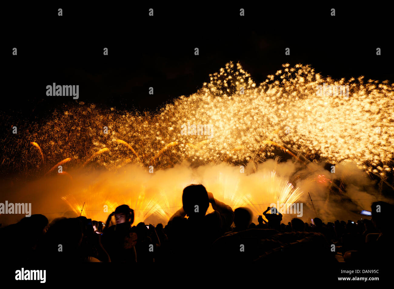 Les spectateurs à 86e Concours national d'été Omagari Fireworks Festival tenu dans la ville de Akita Japon Daisen, dans Banque D'Images