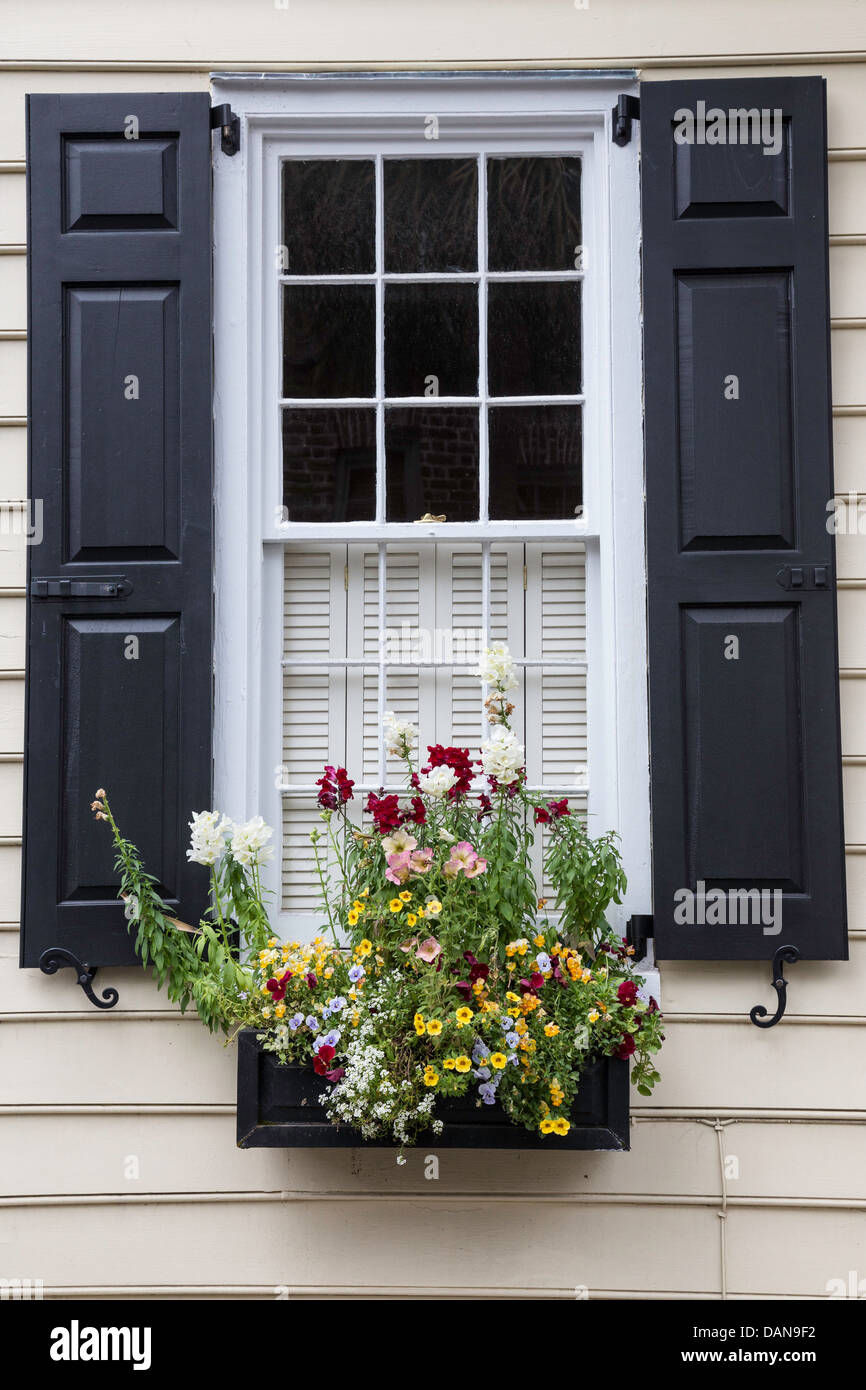 Façade de maison pittoresque avec des fleurs, le quartier historique de Charleston, SC, États-Unis d'Amérique , Banque D'Images