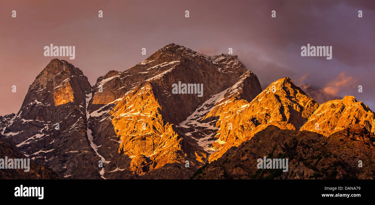 Coucher du soleil sur les montagnes de l'himalaya. L'Himachal Pradesh, Inde Banque D'Images