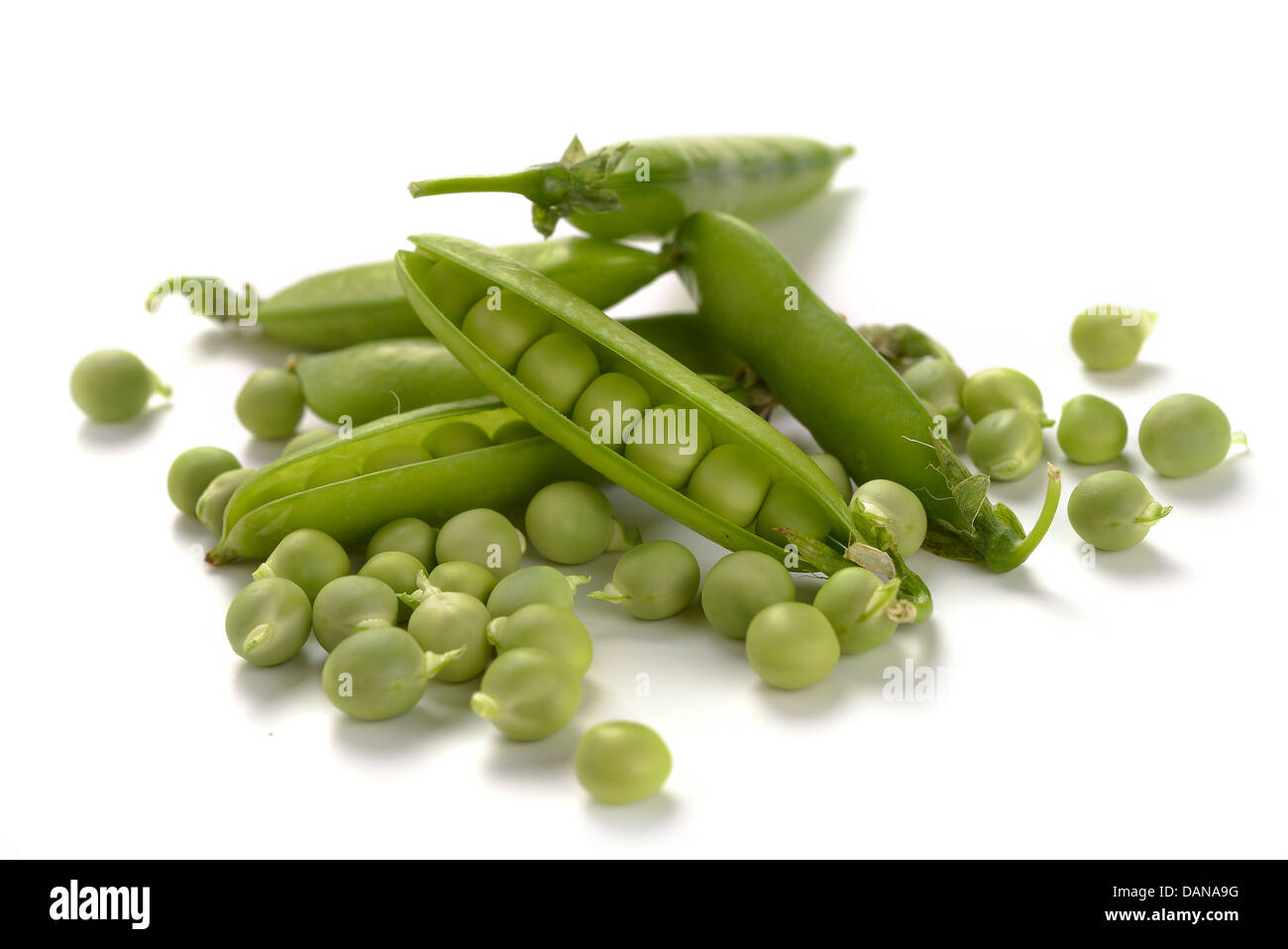 Pois légumes mûrs sur fond blanc Banque D'Images