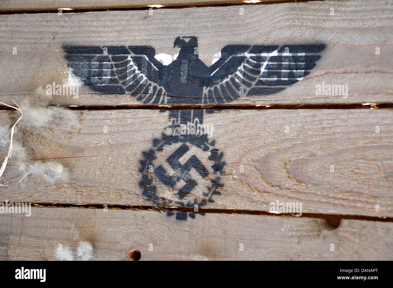 Chatham, Kent, Angleterre. Cran-gevrier. Des caisses en bois avec croix gammée et eagle allemand au pochoir Banque D'Images
