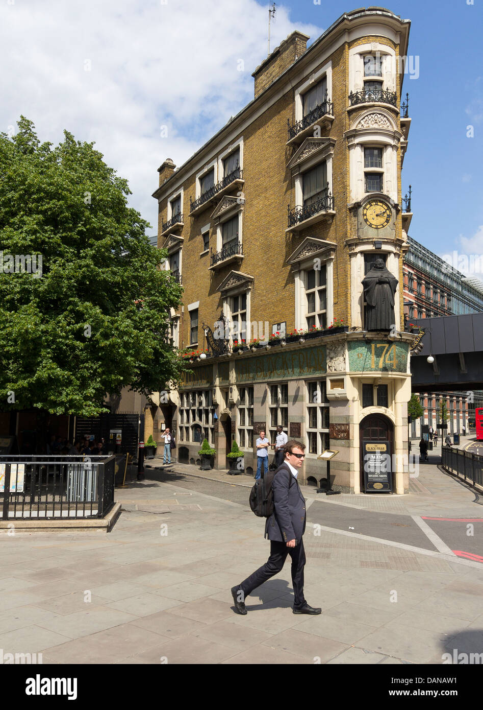 Le Blackfriar un vieux pub de Londres, le nouveau pont Blackfriars Street dans la ville de Londres. Banque D'Images