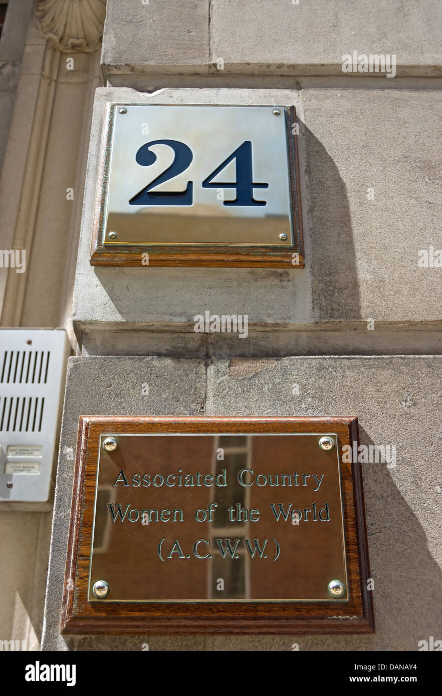 Plaque pour le nom de l'Union mondiale des femmes, ou a.c.w.w., tufton Street, Londres, Angleterre Banque D'Images