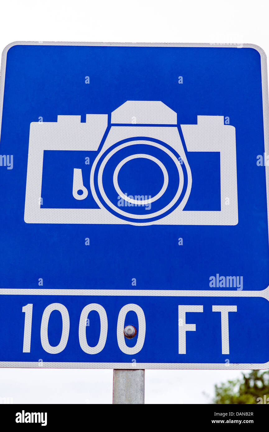 L'icône Appareil photo voir la photo de idicating point road sign avec trous de balles, l'autoroute Glen ; route 1, Alaska, USA Banque D'Images