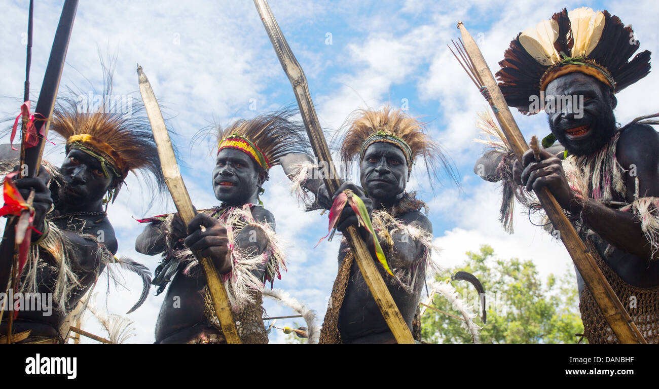 Les femmes de l'Kaubaro Siane groupe tribal, portant des vêtements  traditionnels et des danses à la festival de Goroka Papouasie Nouvelle  Guinée Photo Stock - Alamy