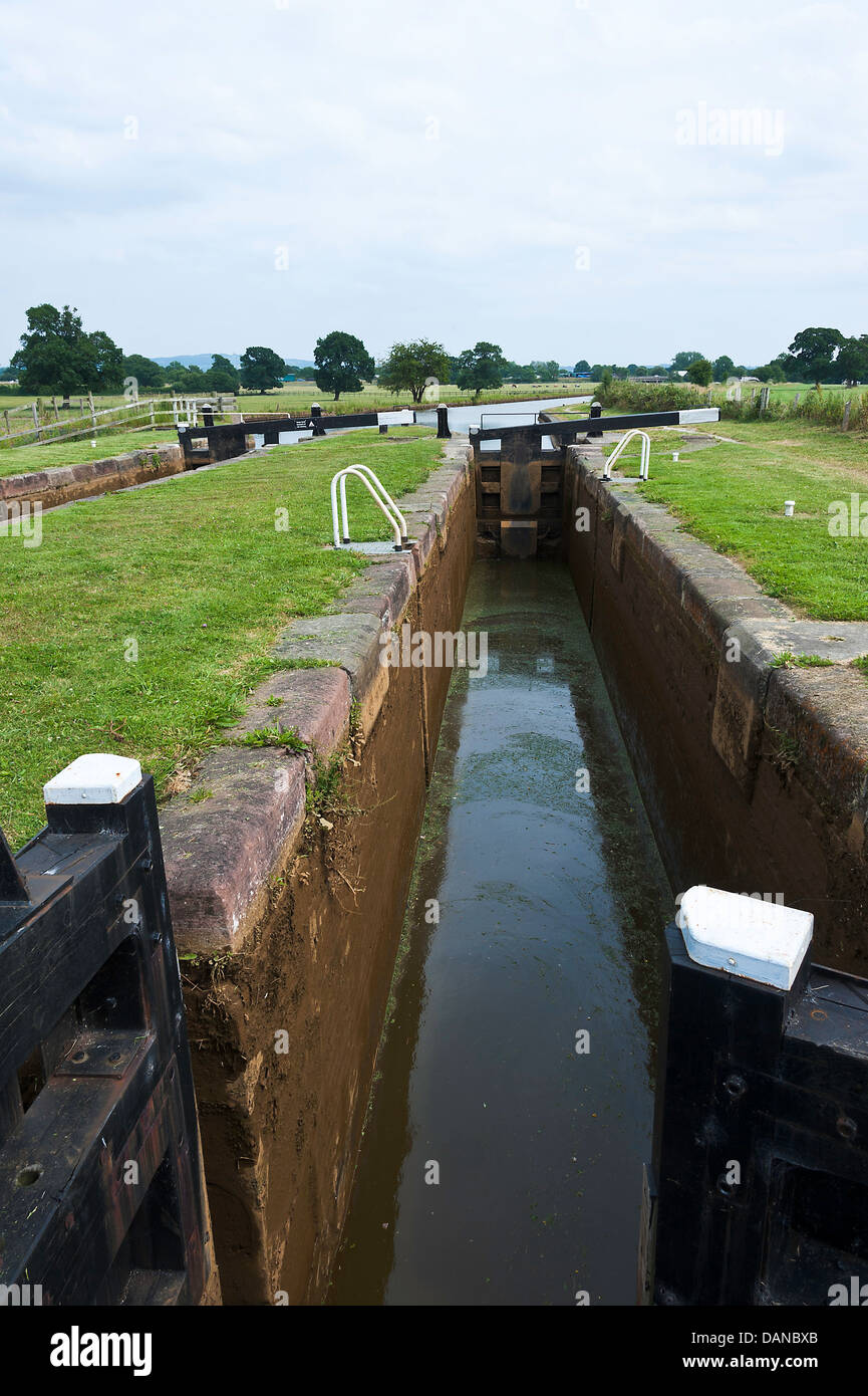 Les portes et le mécanisme de verrouillage de 59 sur le Trent et Mersey Canal près de Rode Heath Cheshire England Royaume-Uni UK Banque D'Images