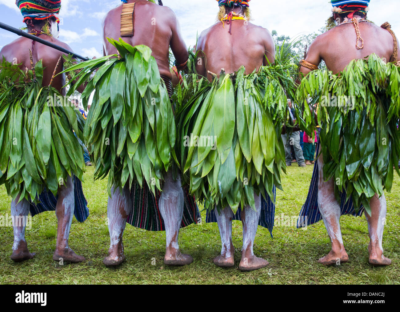 Low angle d'un groupe tribal, portant des feuilles traditionnelles jupes,  Goroka Show, Papouasie Nouvelle Guinée Photo Stock - Alamy