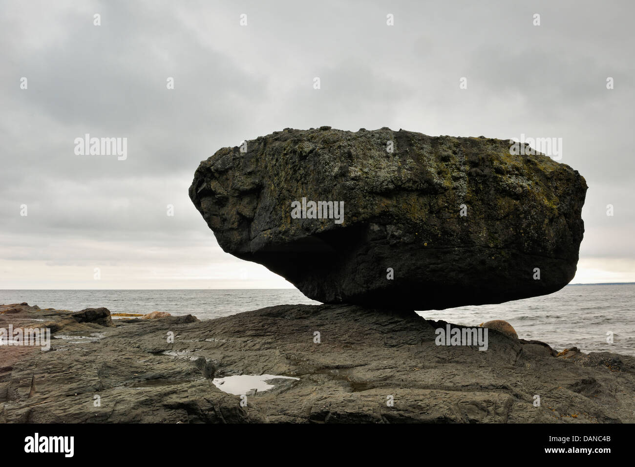 Rock Balance à marée basse Haida Gwaii Queen Charlotte Islands- Colombie-Britannique Canada Skidegate Banque D'Images