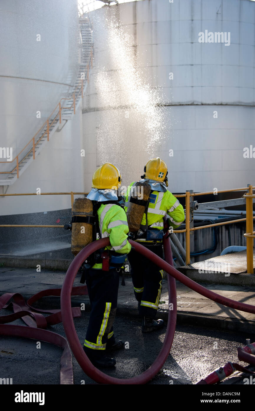 La lutte contre le feu sur les pompiers SIMULATION raffinerie pétrochimique Banque D'Images